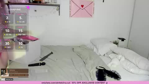 Snapshot of str4wb3rrycat chatting on 10.31.25 kat online show from 10.31.25