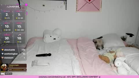 Snapshot of str4wb3rrycat chatting on 11.18.25 kat online show from 11.18.25