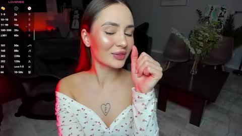 Snapshot of straw_juice chatting on 11.04.25 Laura online show from 11.04.25