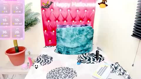 strawberry_lipz online show from 10.31.25