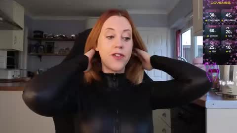 Snapshot of stripmequick chatting on 09.25.25 Amorina online show from 09.25.25