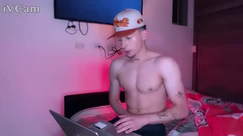 Snapshot of stronghardlatino chatting on 09.30.25 stronghardlatino online show from 09.30.25