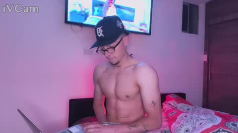 Snapshot of stronghardlatino chatting on 10.10.25 stronghardlatino online show from 10.10.25