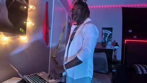 Snapshot of suavechocolatecity chatting on 11.16.25 Hot Chocolate online show from 11.16.25