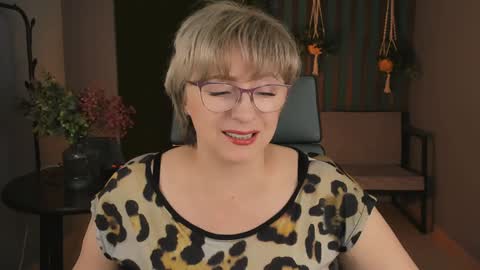 Snapshot of sugarvi chatting on 12.14.24 Vivien online show from 12.14.24