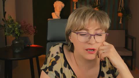 Snapshot of sugarvi chatting on 12.14.24 Vivien online show from 12.14.24