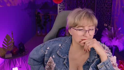 Snapshot of sugarvi chatting on 12.15.24 Vivien online show from 12.15.24