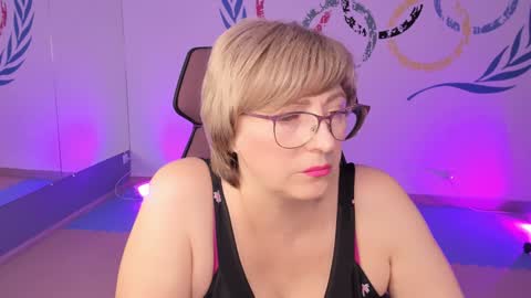 Snapshot of sugarvi chatting on 12.21.24 Vivien online show from 12.21.24