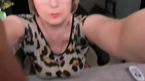 Snapshot of sugarvi chatting on 09.15.25 Vivien online show from 09.15.25