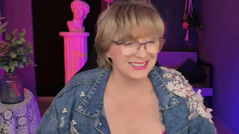 Snapshot of sugarvi chatting on 09.21.25 Vivien online show from 09.21.25