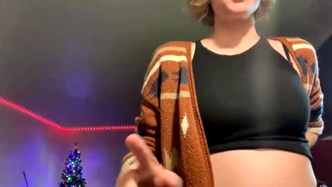 Snapshot of suicunebitch chatting on 12.07.24 Ophelia online show from 12.07.24