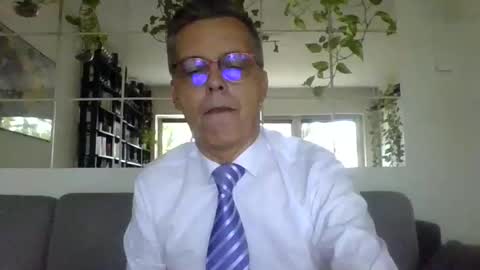 Snapshot of suit_elegant chatting on 09.13.25 Suit tie horny online show from 09.13.25