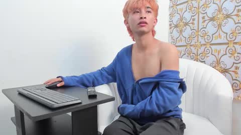 Snapshot of sukmiboy chatting on 10.25.25 LEO online show from 10.25.25