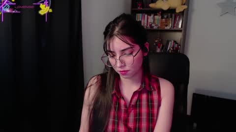 Snapshot of sunflower_uwu chatting on 11.15.25 violetta online show from 11.15.25