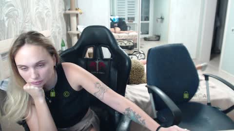 Snapshot of sunny1girl chatting on 01.14.25 Alice and Sergey online show from 01.14.25