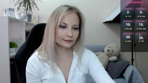 Snapshot of sunny_bunny6 chatting on 10.06.25 Naomi online show from 10.06.25