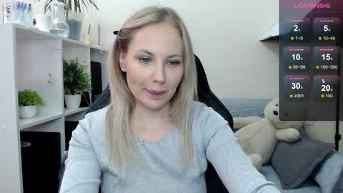 Snapshot of sunny_bunny6 chatting on 10.08.25 Naomi online show from 10.08.25