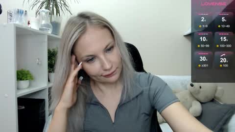 Snapshot of sunny_bunny6 chatting on 10.10.25 Naomi online show from 10.10.25