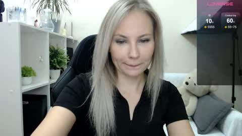 Snapshot of sunny_bunny6 chatting on 10.20.25 Naomi online show from 10.20.25