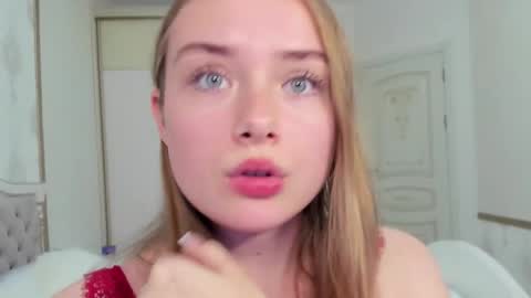 Snapshot of sunny_love__ chatting on 11.01.25 Vanessa online show from 11.01.25