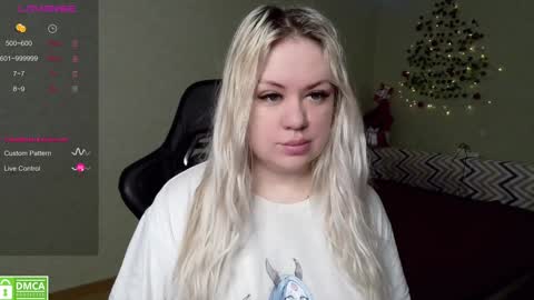 Snapshot of sunny_mood chatting on 12.23.24 sunny mood online show from 12.23.24