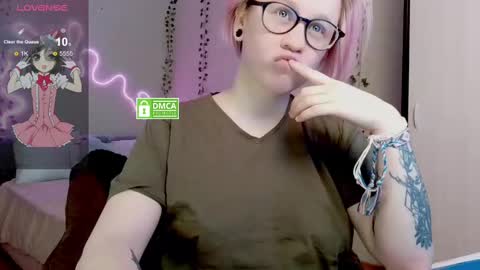 Snapshot of sunny_mood chatting on 02.18.25 sunny mood online show from 02.18.25