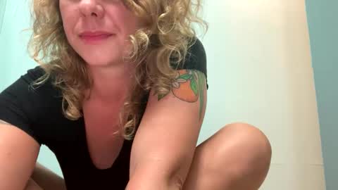 Snapshot of sunshinestarvedcactus chatting on 10.01.25 Sunshine online show from 10.01.25