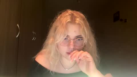 Snapshot of sunshinyflash chatting on 11.09.25 sunshinyflash online show from 11.09.25