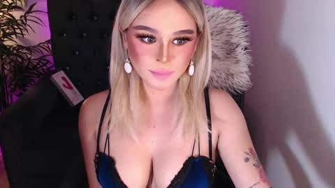 Snapshot of superh0tangelxx chatting on 12.11.24 CARMINA online show from 12.11.24