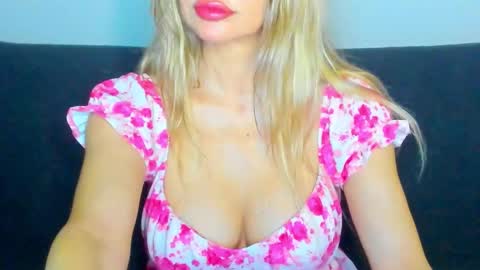 Snapshot of surikiss chatting on 09.21.25 surikiss online show from 09.21.25