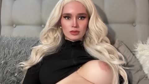 Snapshot of surprisecockmia chatting on 12.04.24 Mia online show from 12.04.24