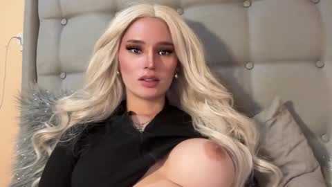 Snapshot of surprisecockmia chatting on 12.06.24 Mia online show from 12.06.24