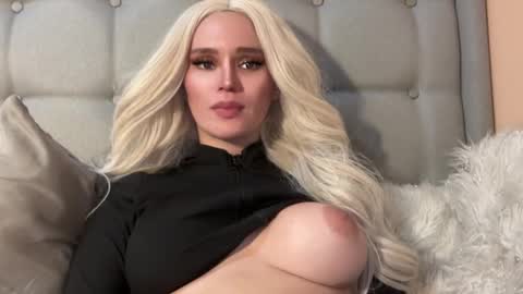 Snapshot of surprisecockmia chatting on 01.10.25 Mia online show from 01.10.25