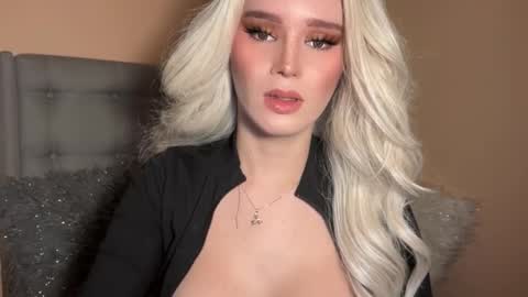 Snapshot of surprisecockmia chatting on 01.16.25 Mia online show from 01.16.25