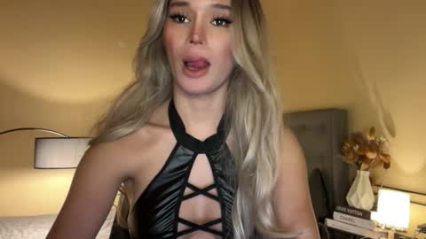 Snapshot of surprisecockmia chatting on 11.04.25 Mia online show from 11.04.25