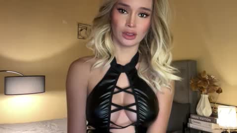 Snapshot of surprisecockmia chatting on 11.07.25 Mia online show from 11.07.25