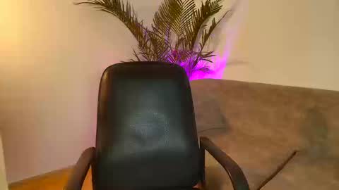 Snapshot of susana_hank chatting on 10.15.25 susana online show from 10.15.25