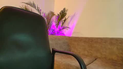 Snapshot of susana_hank chatting on 11.12.25 susana online show from 11.12.25