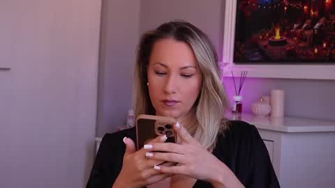 Snapshot of susanjewel chatting on 10.25.25 SusanJewel online show from 10.25.25