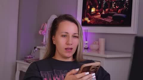 Snapshot of susanjewel chatting on 11.17.25 SusanJewel online show from 11.17.25