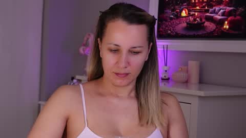 Snapshot of susanjewel chatting on 11.18.25 SusanJewel online show from 11.18.25