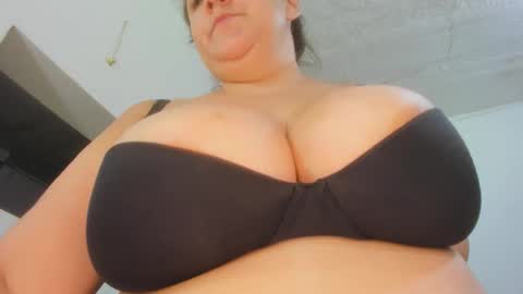 Snapshot of susy_bigboobss chatting on 05.20.26 susy bigboobss online show from 05.20.26