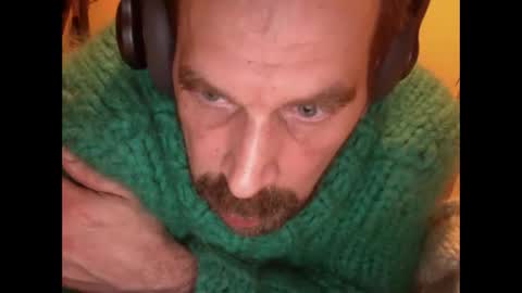 Snapshot of sweaterboy666 chatting on 01.31.25 sweaterboy666 online show from 01.31.25