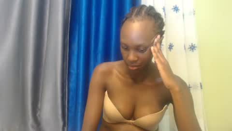 Snapshot of sweet69petyte chatting on 12.14.24 Petite Queen online show from 12.14.24