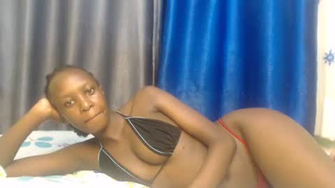 Snapshot of sweet69petyte chatting on 12.27.24 Petite Queen online show from 12.27.24