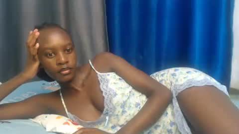 Snapshot of sweet69petyte chatting on 01.06.25 Petite Queen online show from 01.06.25