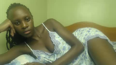 Snapshot of sweet69petyte chatting on 01.23.25 Petite Queen online show from 01.23.25