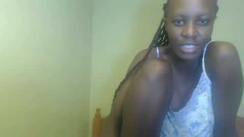Snapshot of sweet69petyte chatting on 01.24.25 Petite Queen online show from 01.24.25