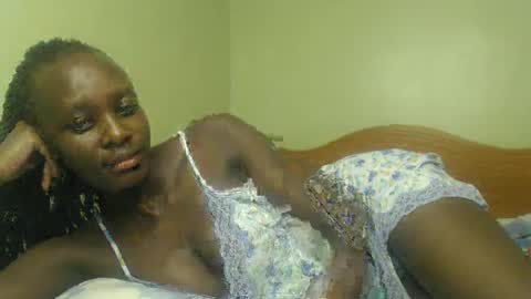 Snapshot of sweet69petyte chatting on 01.24.25 Petite Queen online show from 01.24.25