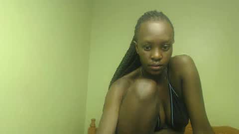 Snapshot of sweet69petyte chatting on 01.28.25 Petite Queen online show from 01.28.25